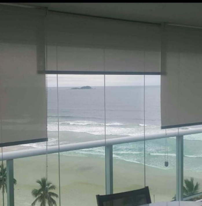 Persianas tela solar com vista para a cidade